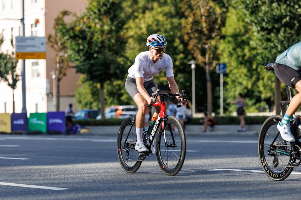 Фото 4f2ea7f7b3254f0798bdad597f4de81b с события Cyclingrace Вечернее Садовое